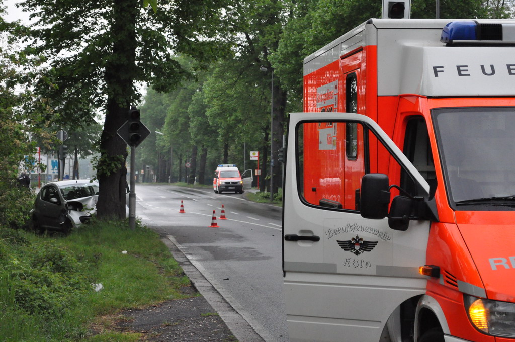 PKW gegen Baum Godorf Godorfer Hauptstr P06.JPG